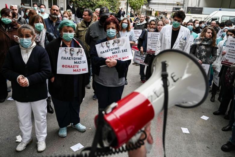 Greek health workers demonstrate