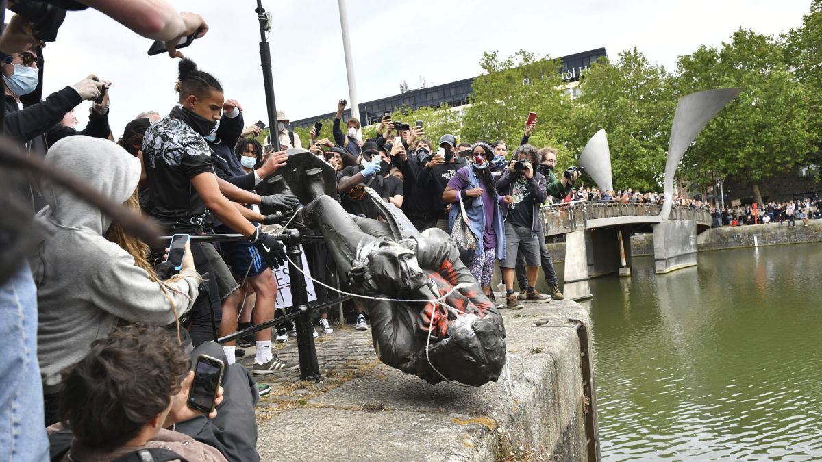 Kick over the statues… Colston is going… going… gone