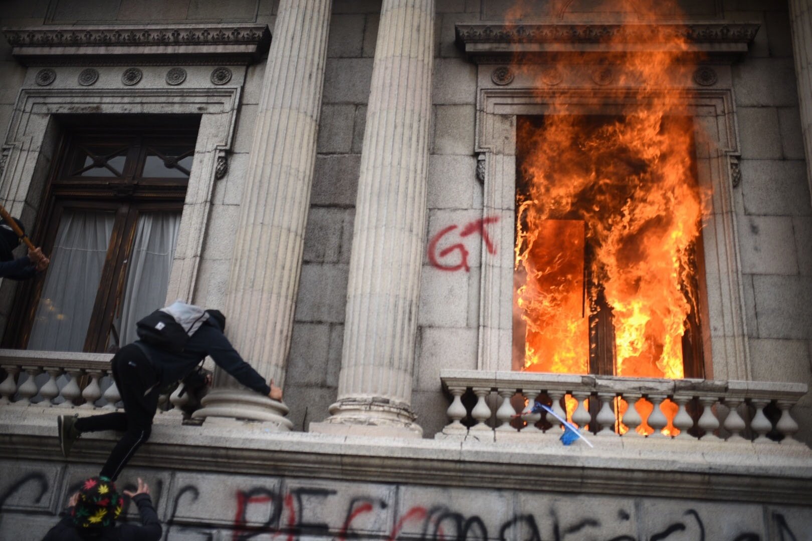 Guatemala: Congress building set on fire